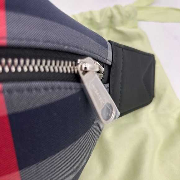 Women's Burberry Sonny  check Belt bag adjustable in navy blue made in Italy - Picture 5 of 9